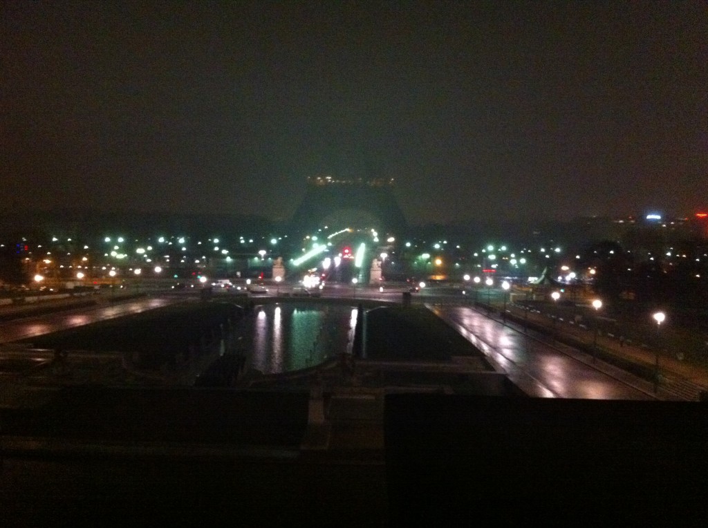 La Tour Eiffel, la tête dans le brouillard