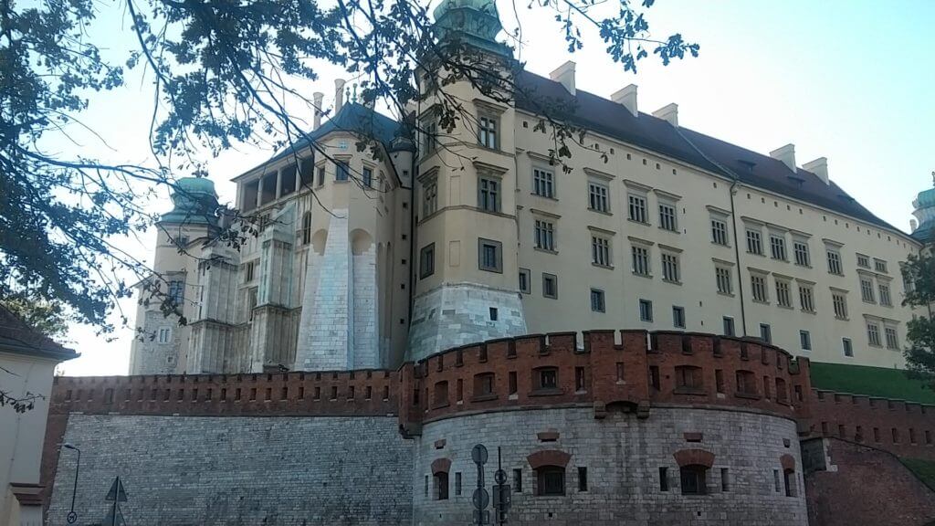 La course passe au pied du Chateau Royal de Wawel