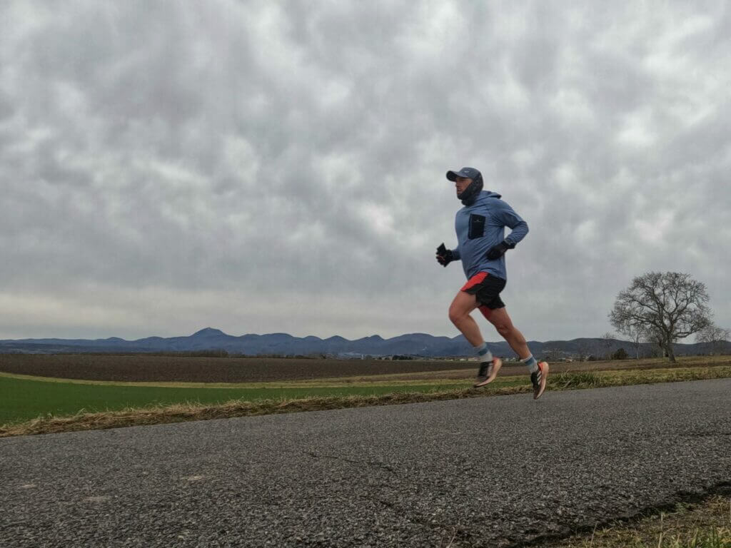 Coureur qui court sur route au seuil lactique