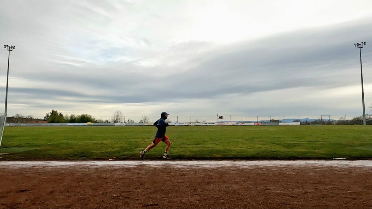 Entraînement au seuil d'un coureur sur une piste d'athlétise