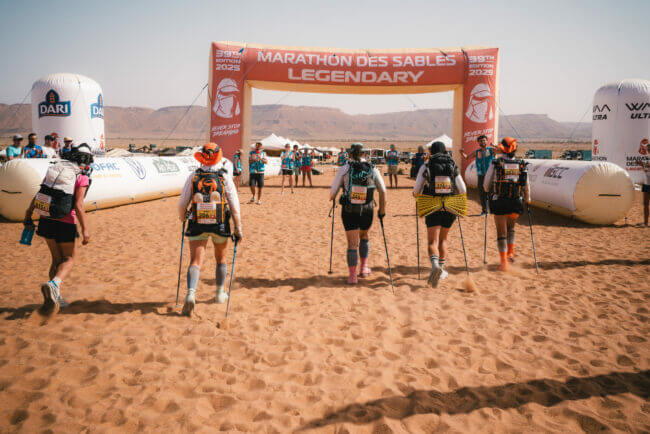 Coureurs approchant de la ligne d'arrivée du Marathon des Sables 2025