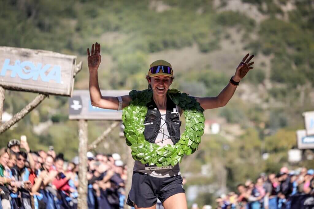 Caitlin Fielder franchissant en vainqueur la ligne d'arrivée du Grand Trail des Templiers 2024