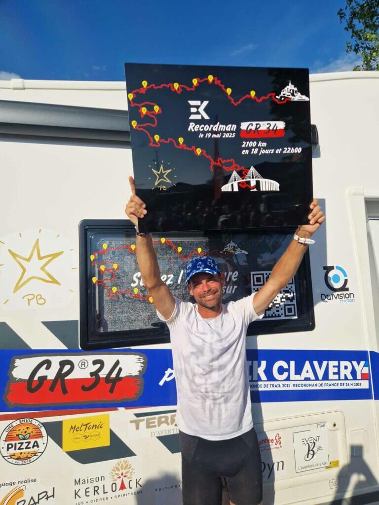 Erik Clavery soulevant son trophée de recordman du GR34