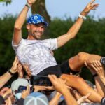 Erik Clavery souevé par le public à l'arrivée de son record sur le GR34