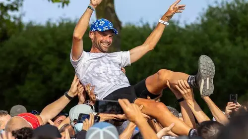 Erik Clavery souevé par le public à l'arrivée de son record sur le GR34