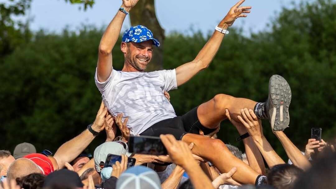 Erik Clavery souevé par le public à l'arrivée de son record sur le GR34