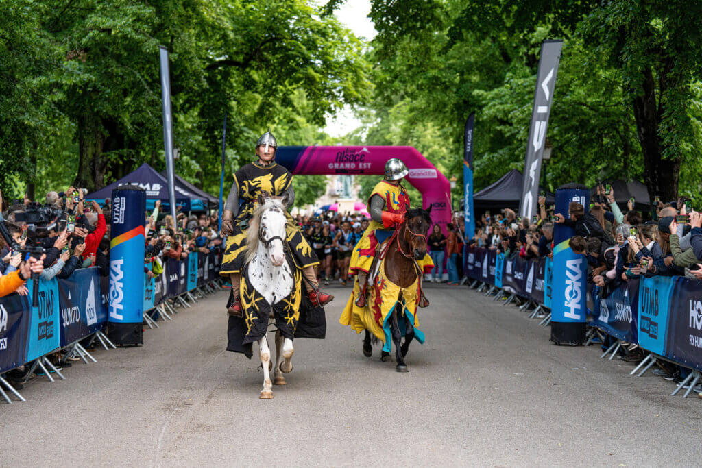 Des chevaliers médiévaux déambulent sur leur chevaux devant la ligne de départ
