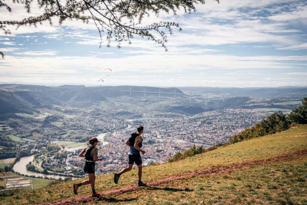 Photos de deux coureurs sur le trail des Templiers avec le viaduc de Millau en arrière plan