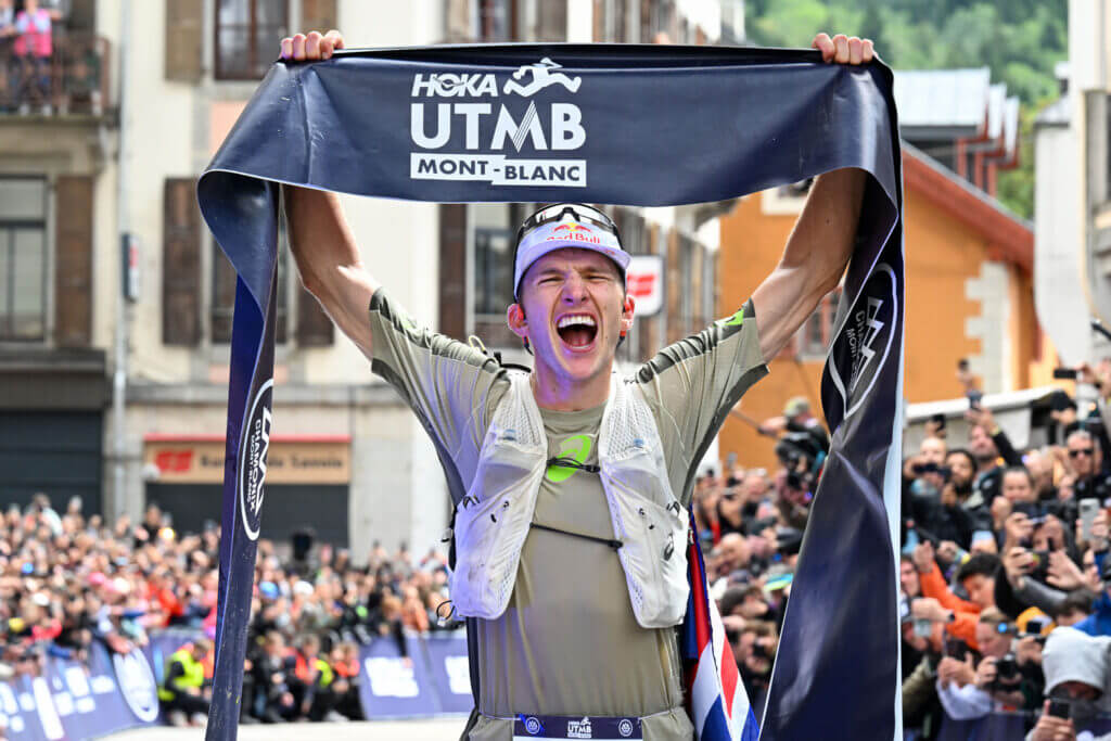 Après deux abandons en 2023 et 2024, Tom Evans remporte l'UTMB 2025