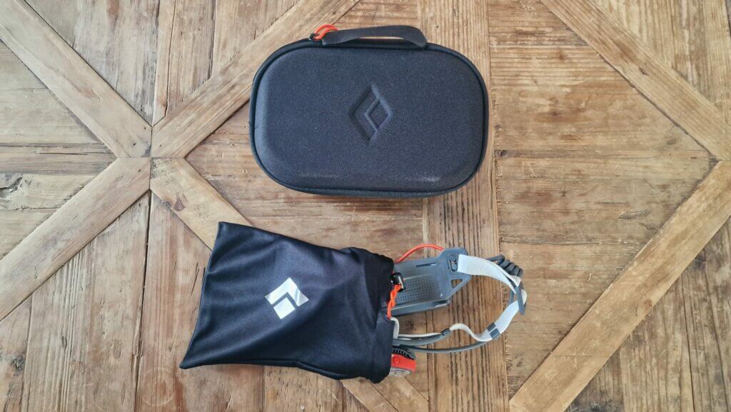 La Black Diamond Distance 1500 et sa housse de rangement