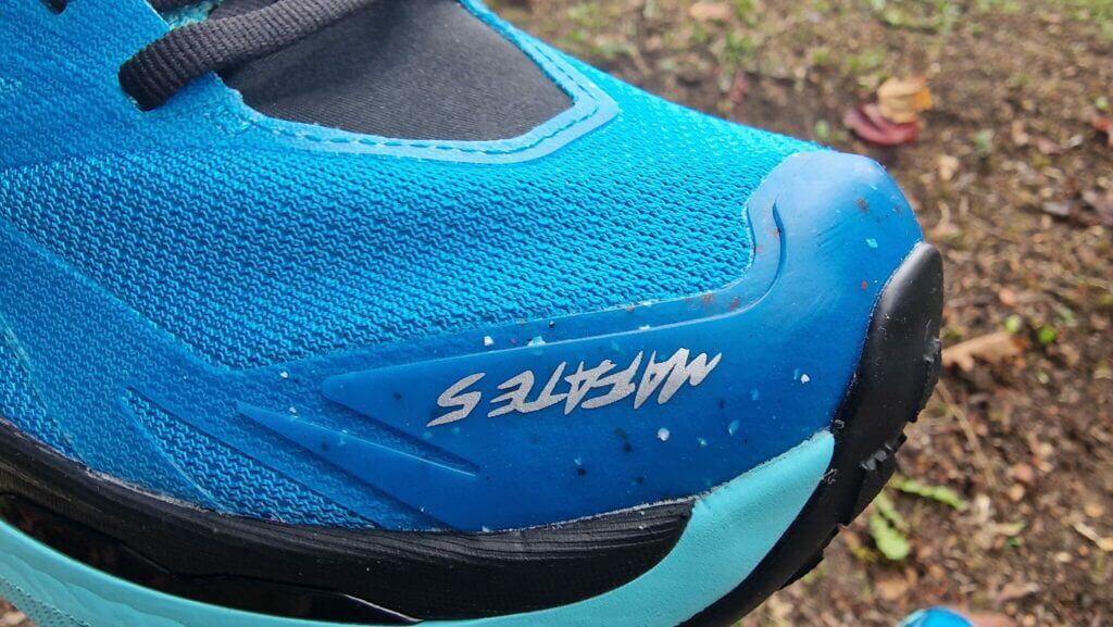 La Hoka Mafate 5 et son pare-pierre robuste à l’avant