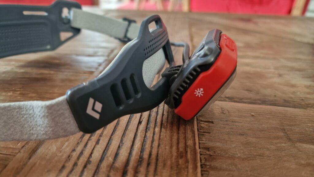 La lampe pivote sur un axe vertical