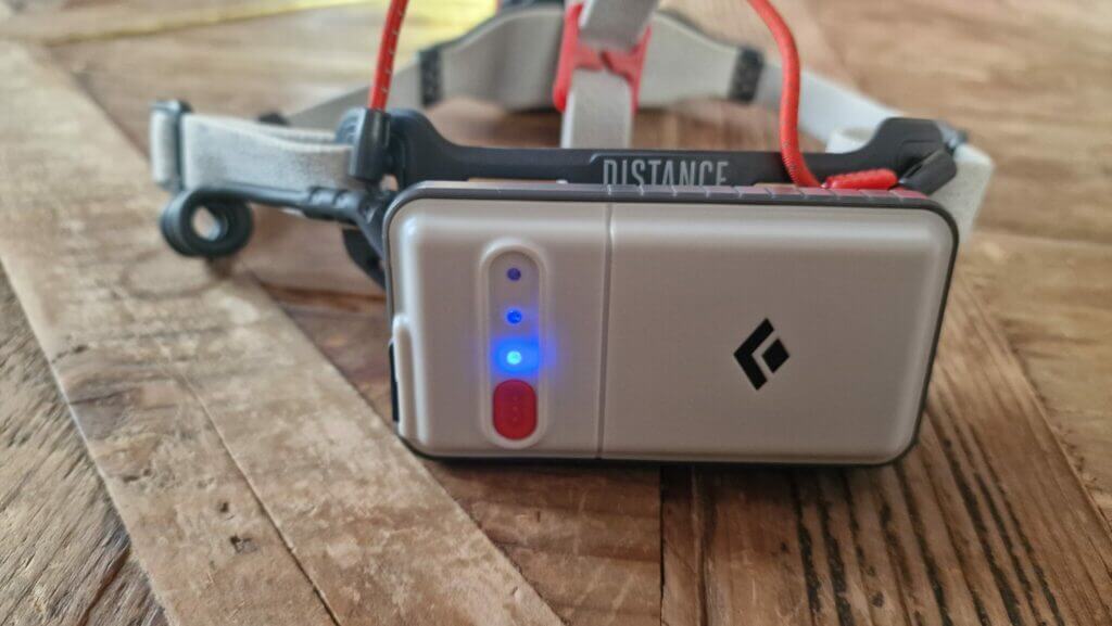 La lumière bleue sur la batterie pour le niveau de charge restante