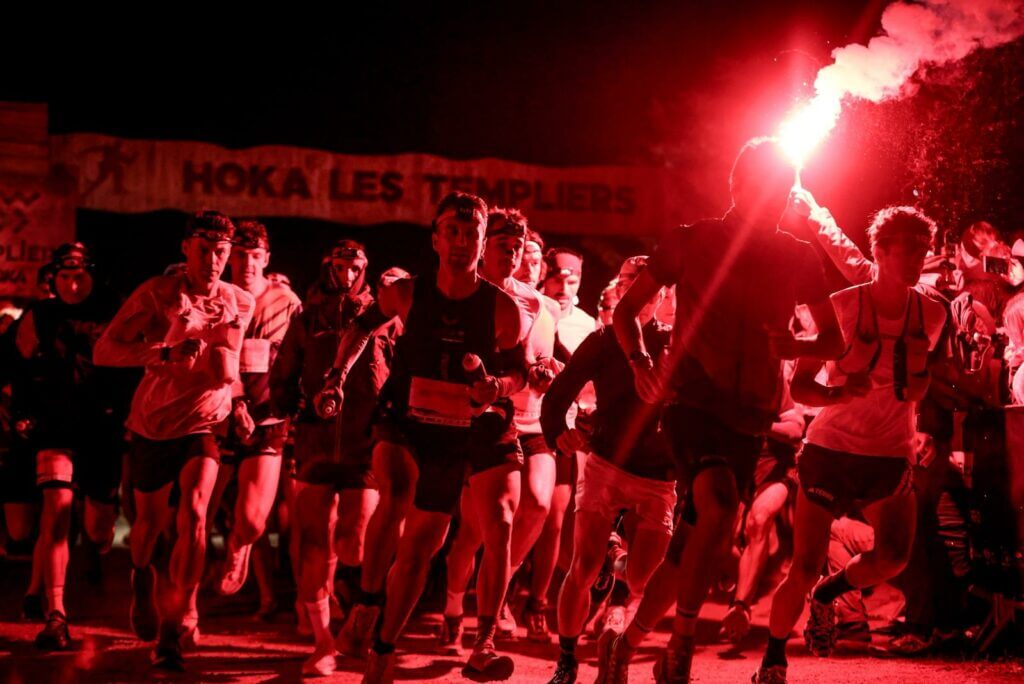 Les fumigènes rouges s’allument, la nuit avale les coureurs...