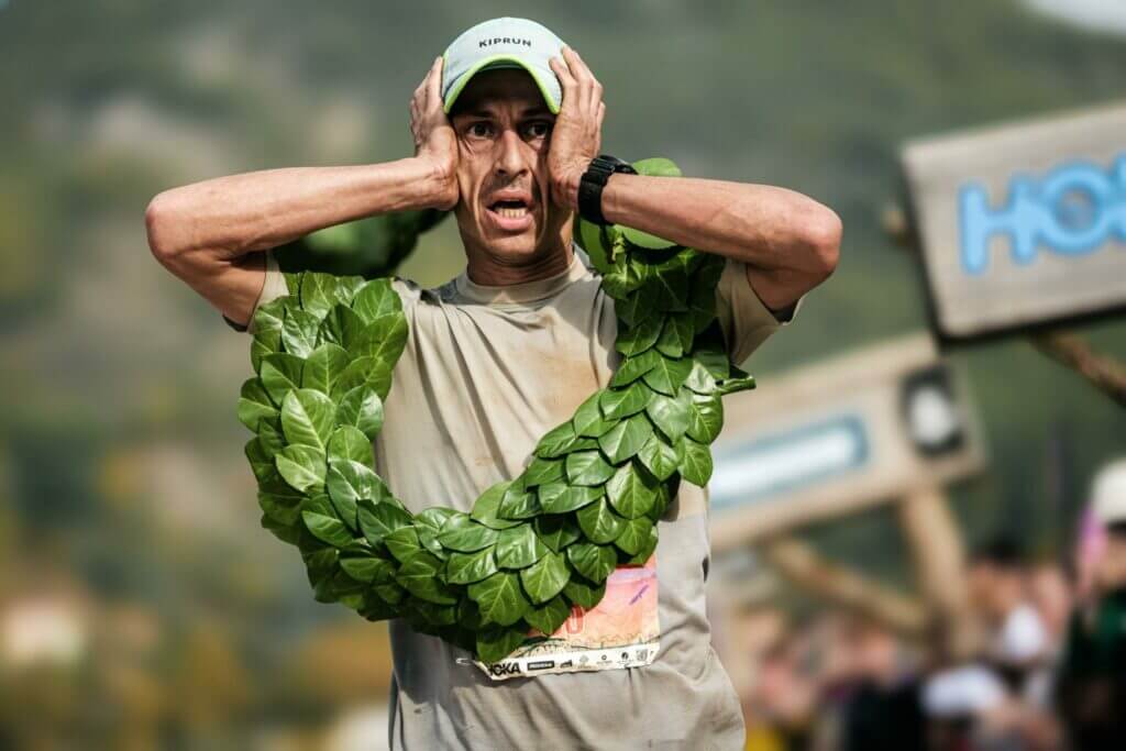 Pierre Livache se prend la tête dans les mains; il vient de remporter le Grand Trail des Templiers 2025 en 6 h 45