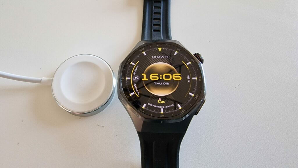 Huawei Watch GT 6 Pro et son chargeur-aimanté
