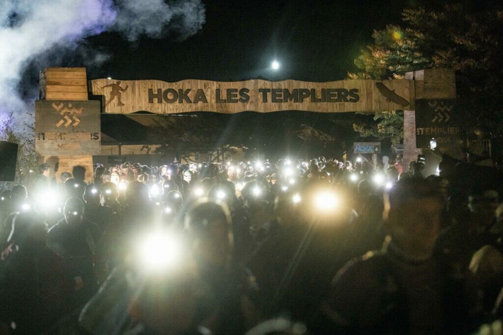 Les lampes frontales percent les bancs de brume, et la terre respire encore la rosée de la nuit...