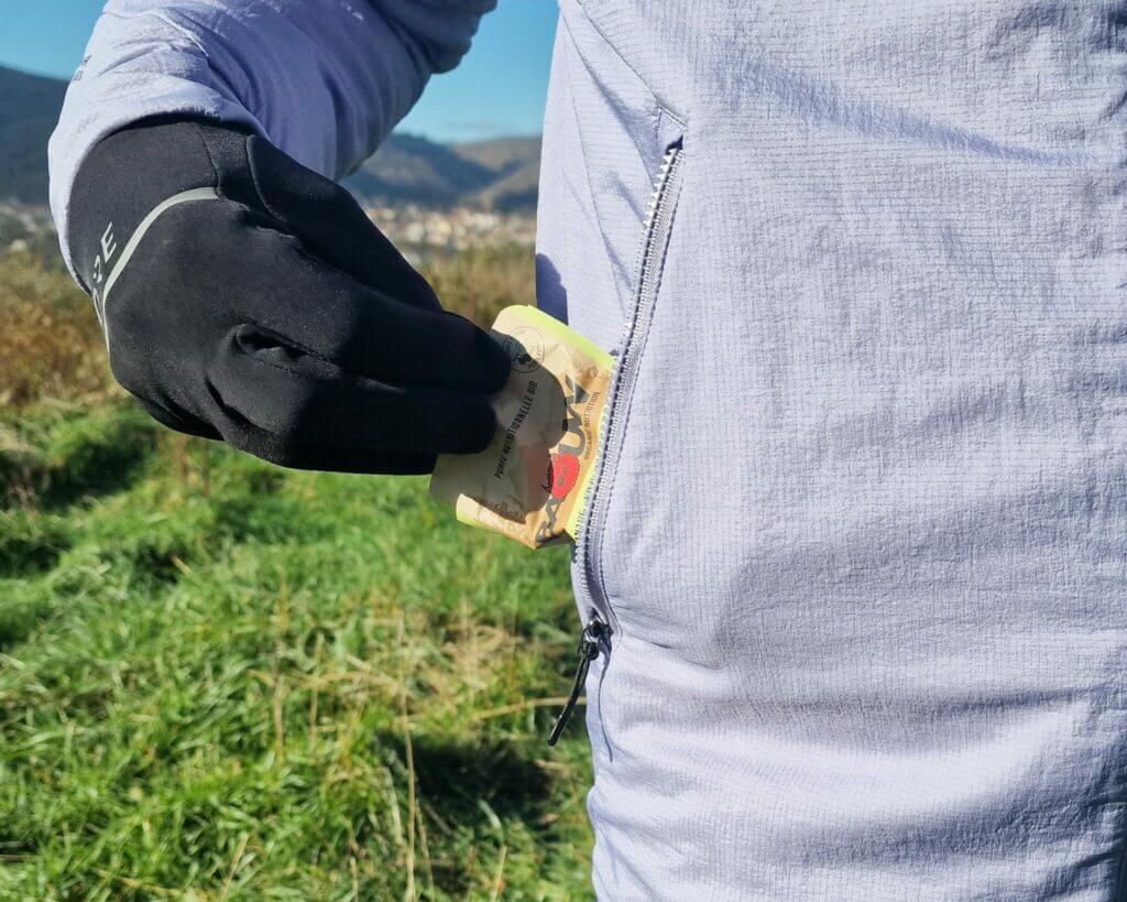 La veste CONCURVE WINDSTOPPER et ses poches zippées bien pratiques