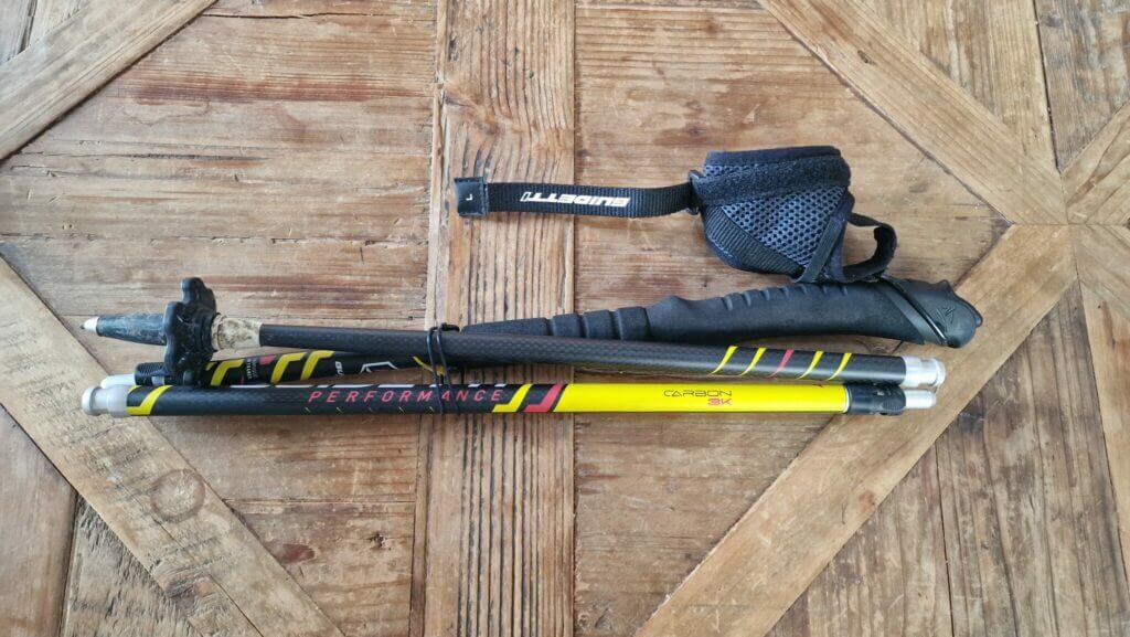 Une fois pliés, les bâtons mesurent environ 36 cm