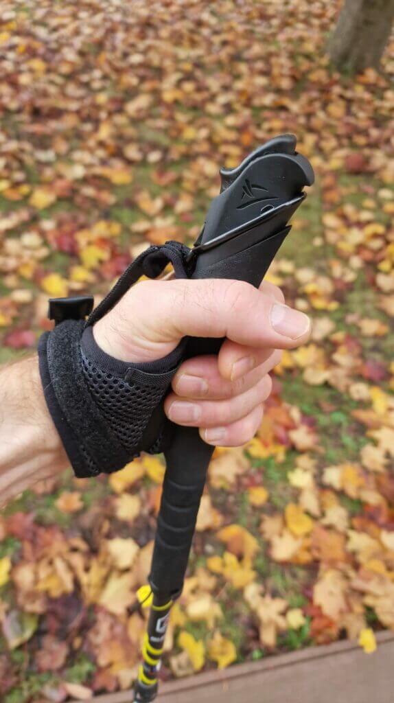 Une poignée en liège naturel et le gantelet ajustable