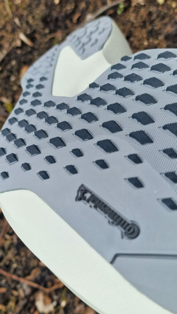 une semelle extérieure Continental™ à de fins crampons de 1,5 mm