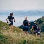 coureurs sur les crêtes des Montagnes du Jura lors de l’Ultra Trail des Montagnes du Jura