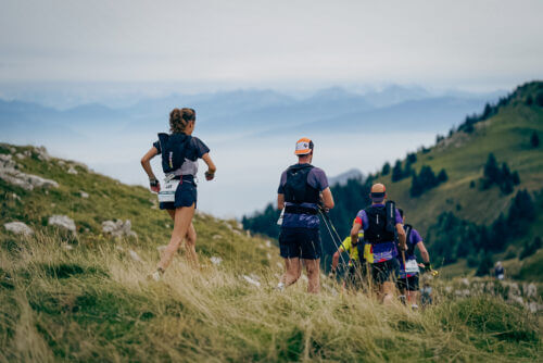 coureurs sur les crêtes des Montagnes du Jura lors de l’Ultra Trail des Montagnes du Jura
