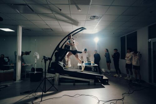 Jeunes trailers du programme Salomon Next Gen en entraînement en montagne