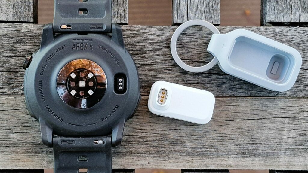 Coros Apex 4 : un système de recharge porte-clé