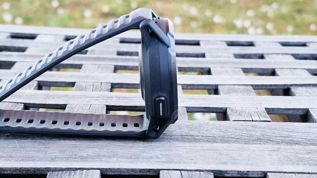 Coros Apex 4 : vue de profil gauche