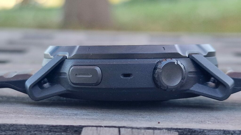 Coros Apex 4 : zoom sur profil droit