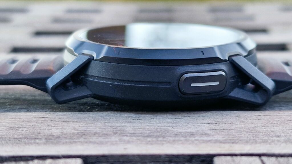 Coros Apex 4 : zoom sur profil gauche