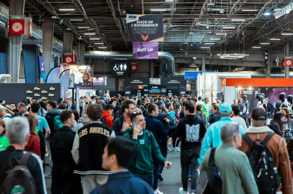 Foule qui se promène au Marathon de Paris Run Experience