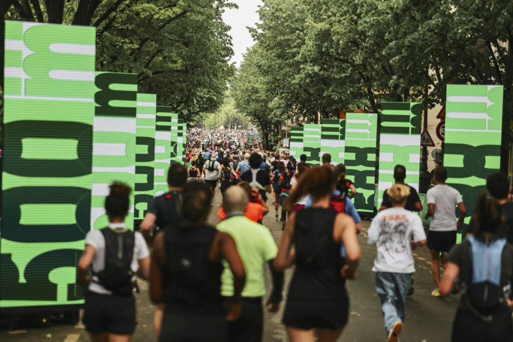 Sur le parcours, des dispositifs sont mis en place pour soutienir et encourager les marathoniens·nes