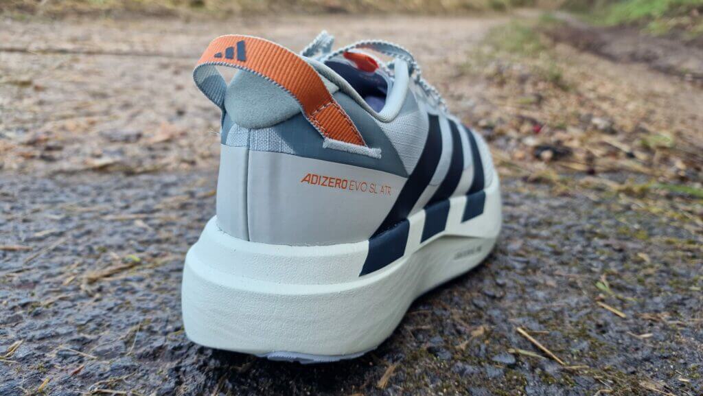Vue arrière de la chaussure gravel didas Adizero Evo SL ATR