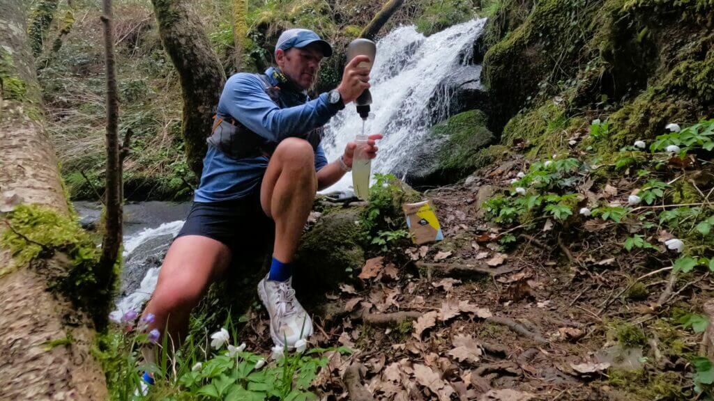Préparation d'une boisson énergétique à partie d'un eau filtrée à partir de la flasque filtrante Katadyn BeFree lors d'une sortietrail