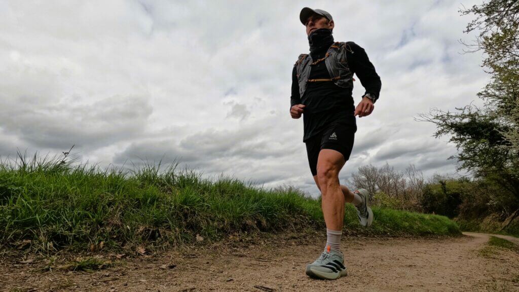 Un coureur teste les adidas Adizero Evo SL ATR sur les chemins forestiers et pistes stabilisées