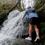 Remplissage d'une gourde filtrante Katadyn BeFree AC à une cascade par un traileur.