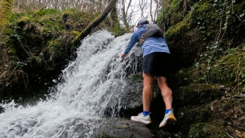 Remplissage d'une gourde filtrante Katadyn BeFree AC à une cascade par un traileur.