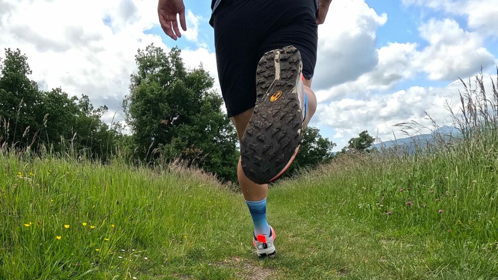 Des crampons qui offrent une accroche saine sur terrain sec