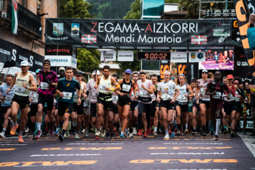 Les coureurs élites s'élancent au départ de Zegama 2026