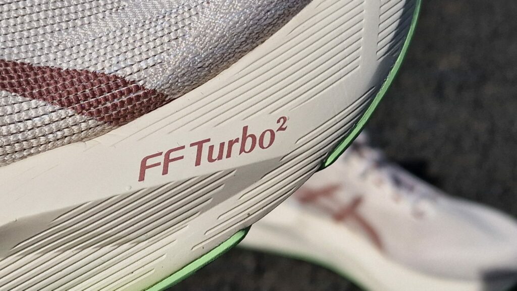 La Novablast 6 intègre désormais le FF Turbo Squared à l'avant de la chaussure