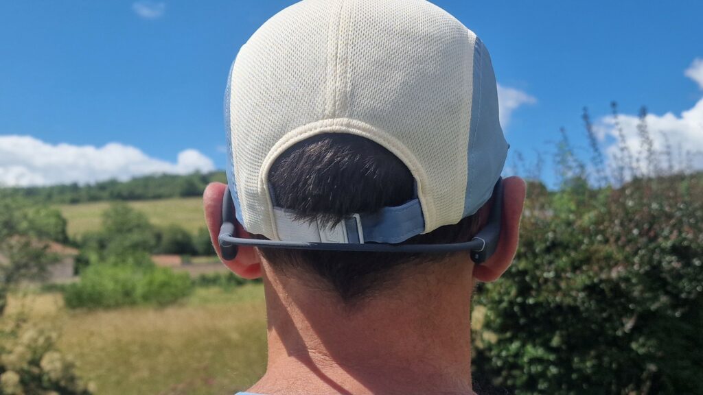 Excellent maintien, pas de gêne même avec un casquette ou des lunettes
