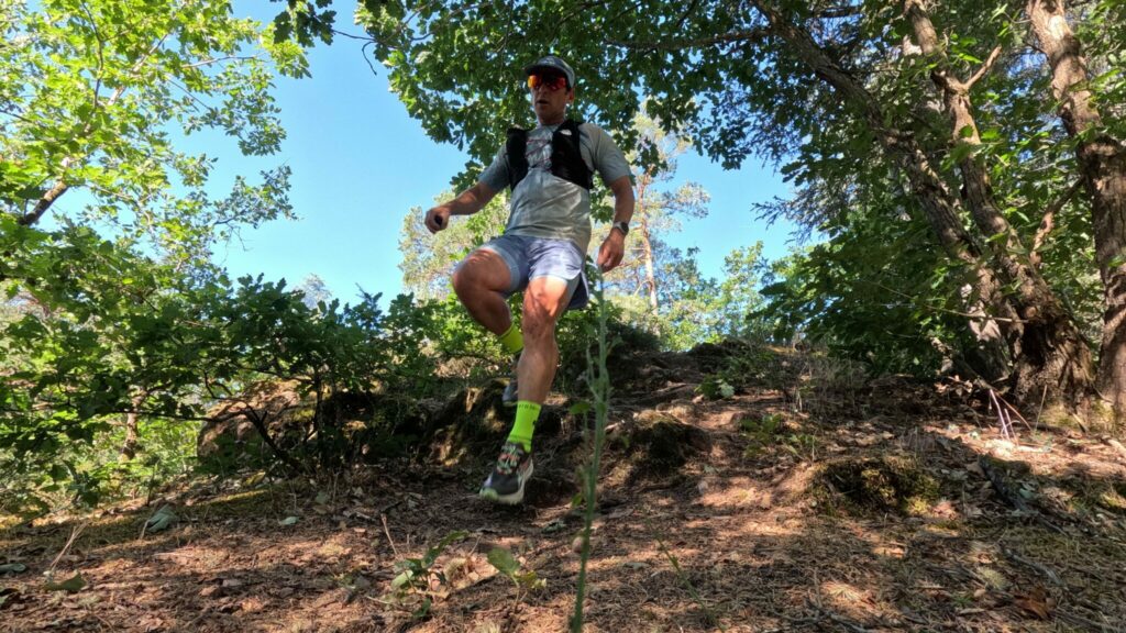 Une ASICS Fuji Lite 7 proche du terrain