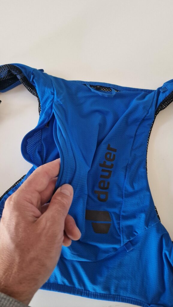 Une grand ouverture zippée au dessus du sac
