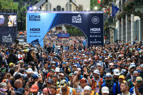 Les coureurs de l'UTMB 2025 passent sous l'arche de départ à Chamonix