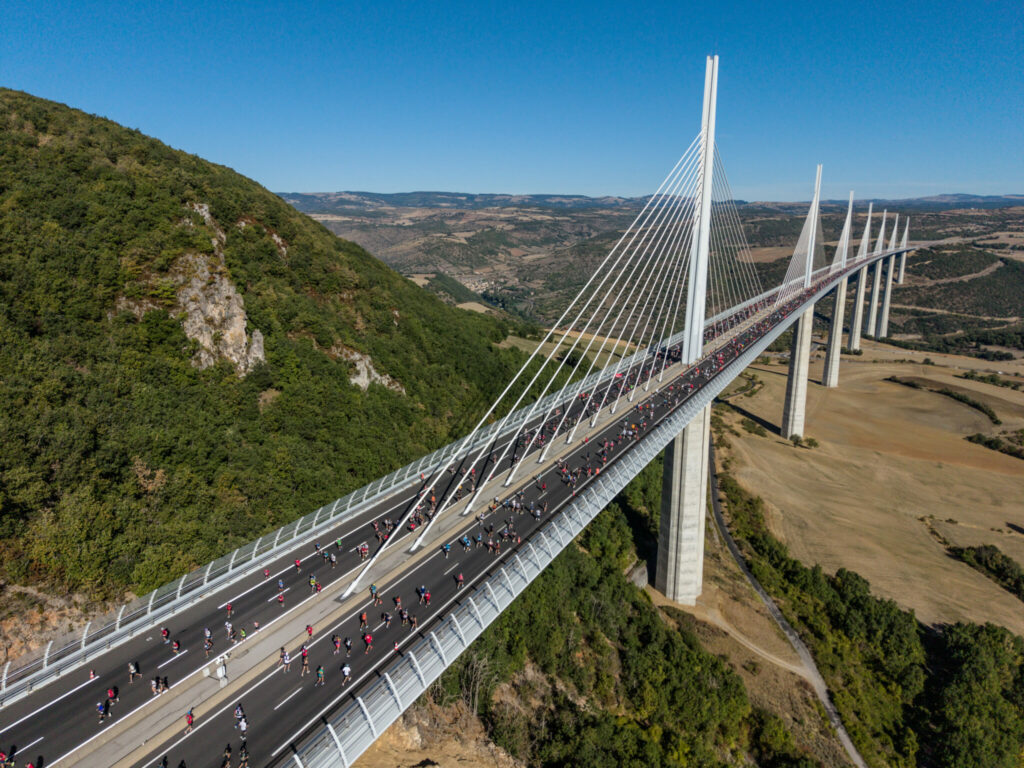 Des milliers de coureurs suspendus au-dessus de la vallée du Tarn