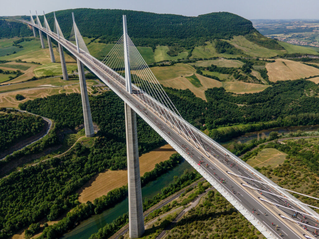 La course sur le Viaduc de Millau est l'attraction de la course