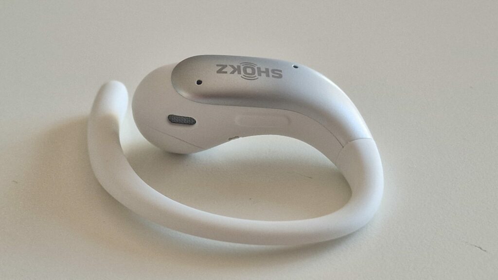 Shokz OpenFit Air 2 : bouton phyique sur le dessus de l'oreillette
